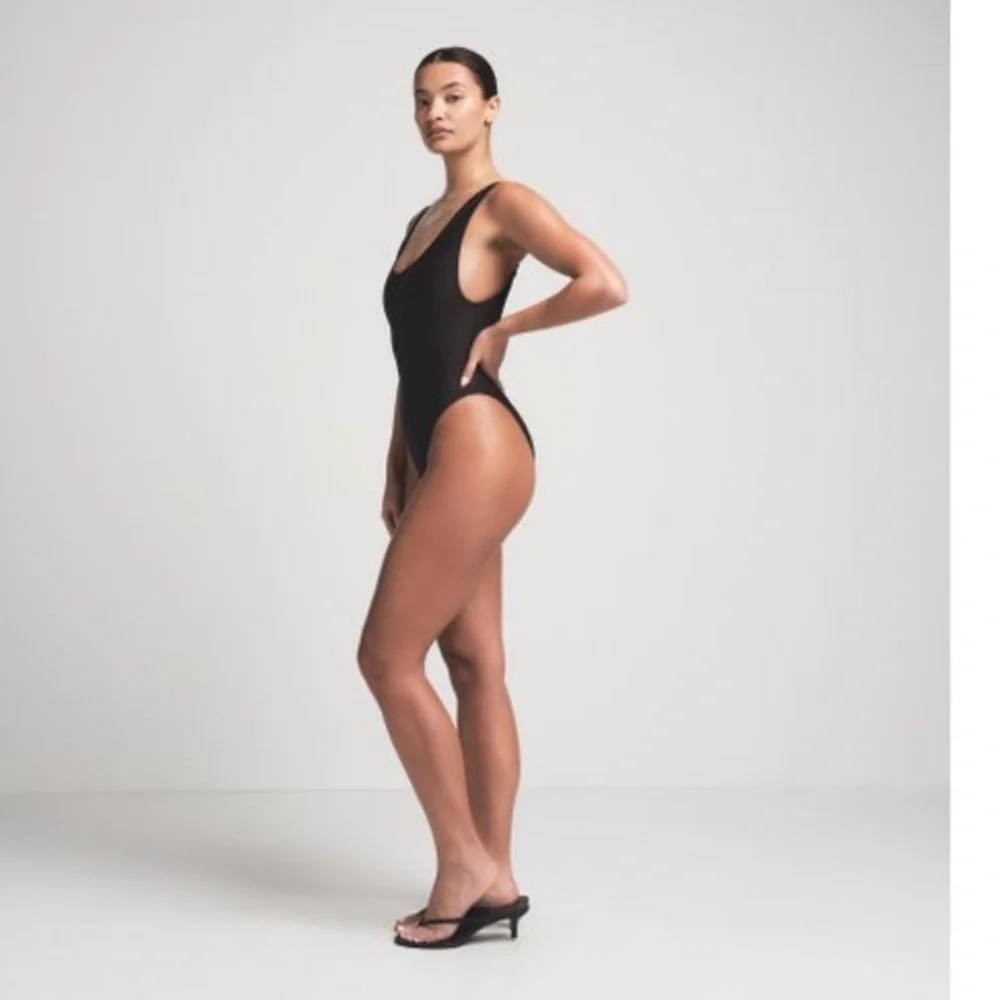 SKIMS SIGNATURE SWIM SCOOP NECK ONE PIECE